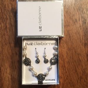 ❄️ Liz Claiborne necklace and earrings